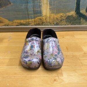 Dansko leather Floral Clogs, kids size 1.5-2